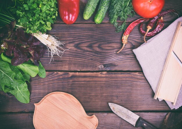 Ingredient proaspăt aranjat pe masă