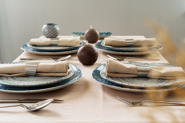 Colecție de farfurii colorate